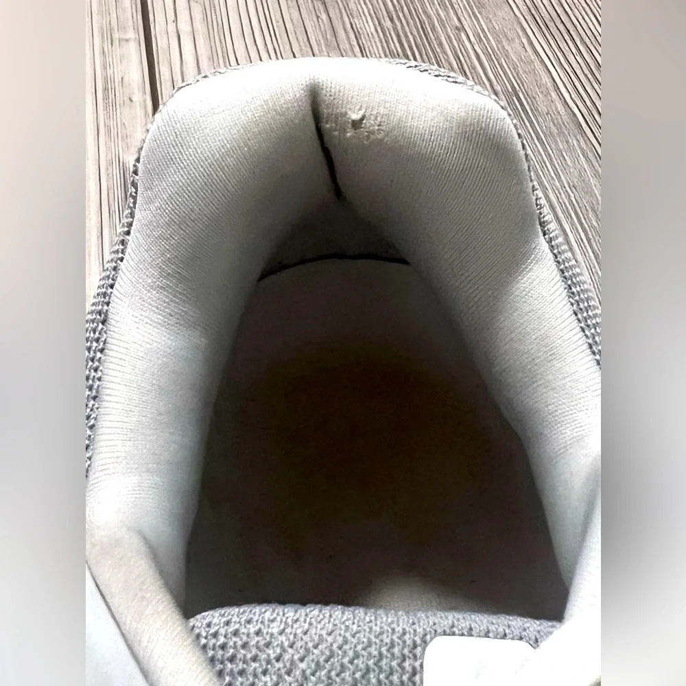 On Running On Cloud Cloudrunner Athletic Shoes - Picture 10 of 16